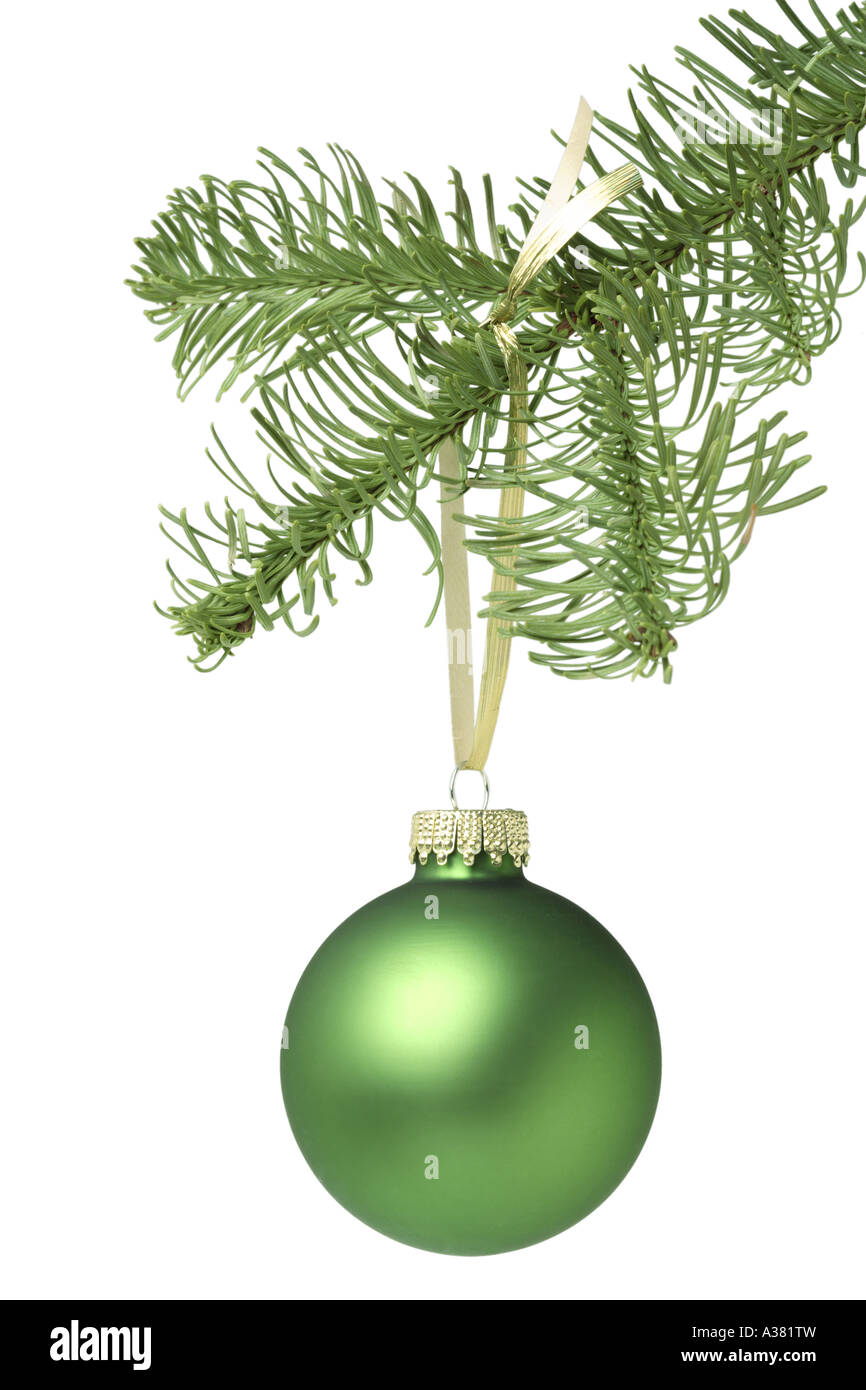 Boule de Noël vert on Tree Branch Banque D'Images