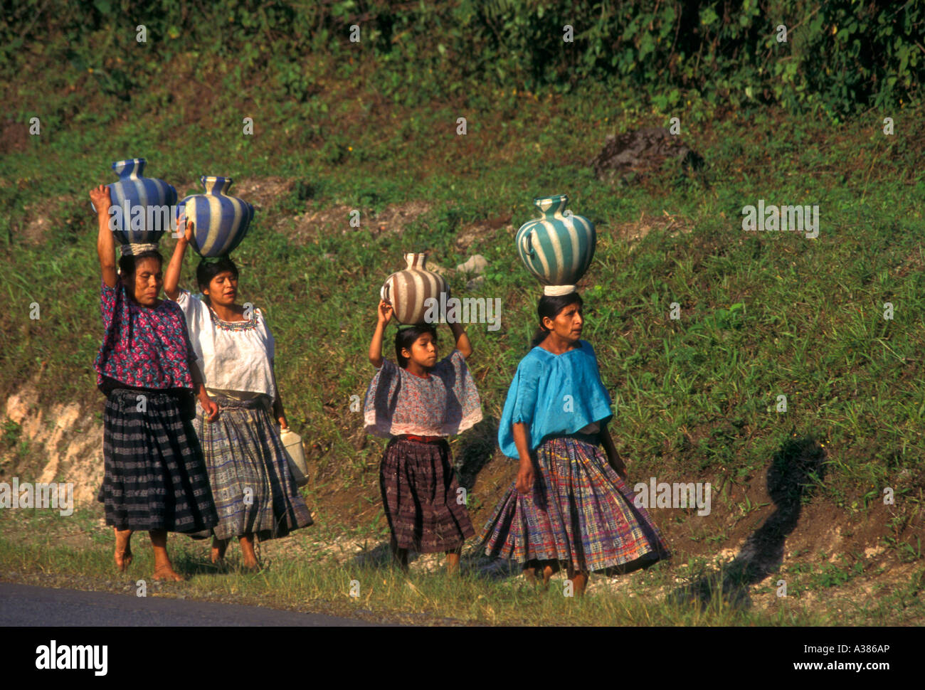 Les femmes du Guatemala mayas, la femme, portant de l'eau carafes sur chef, ville de Salama, Salama, Baja Verapaz, Guatemala, Amérique Centrale Banque D'Images