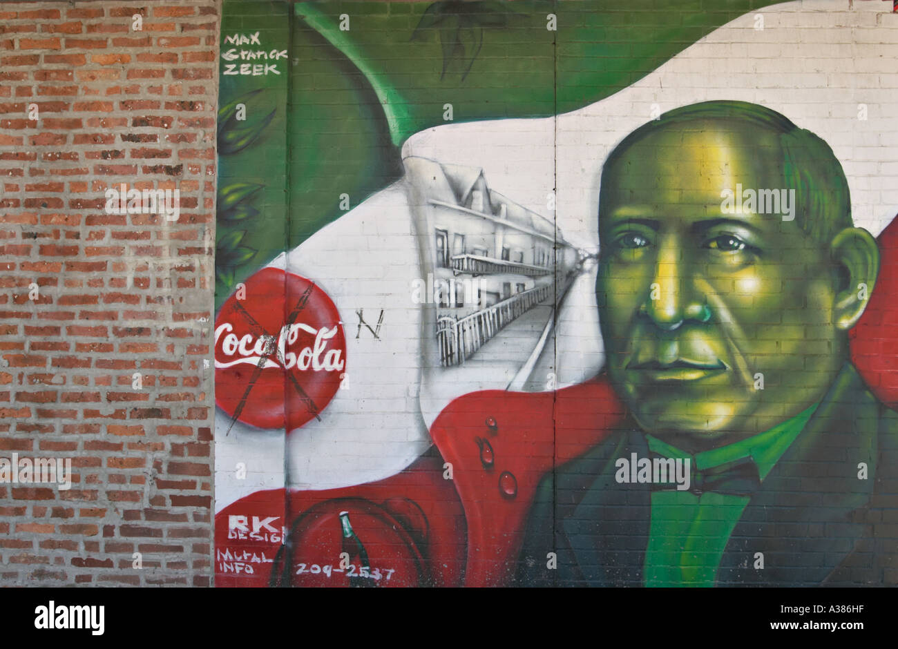 Scène de rue Chicago Illinois murale thème hispanique sur le côté du bâtiment en brique Pilsen portrait de quartier avec drapeau mexicain Banque D'Images
