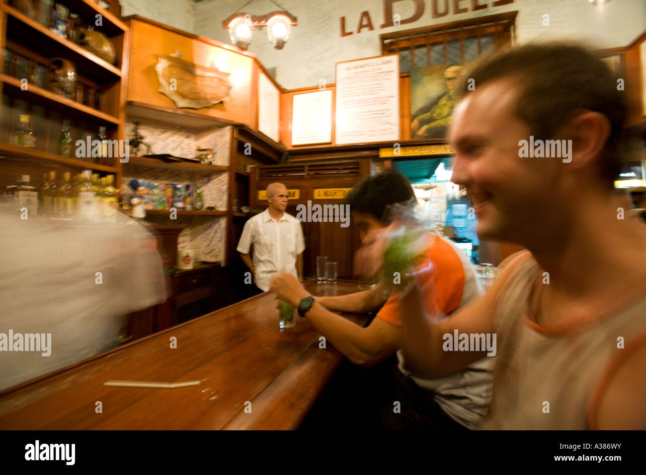 Les touristes à La Bodeguita del Medio Banque D'Images