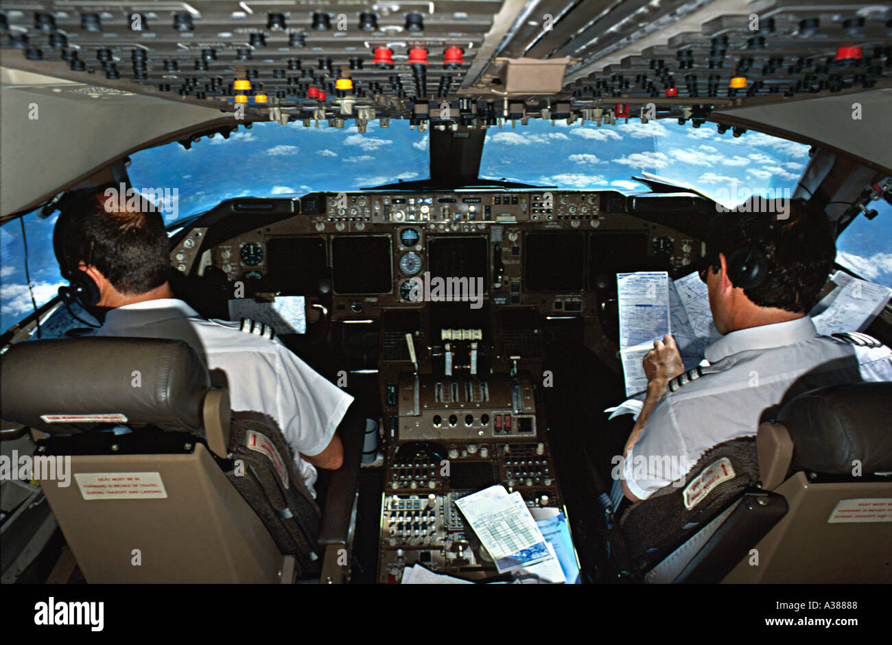 Pilotes dans le cockpit d'un avion pendant un vol Banque D'Images