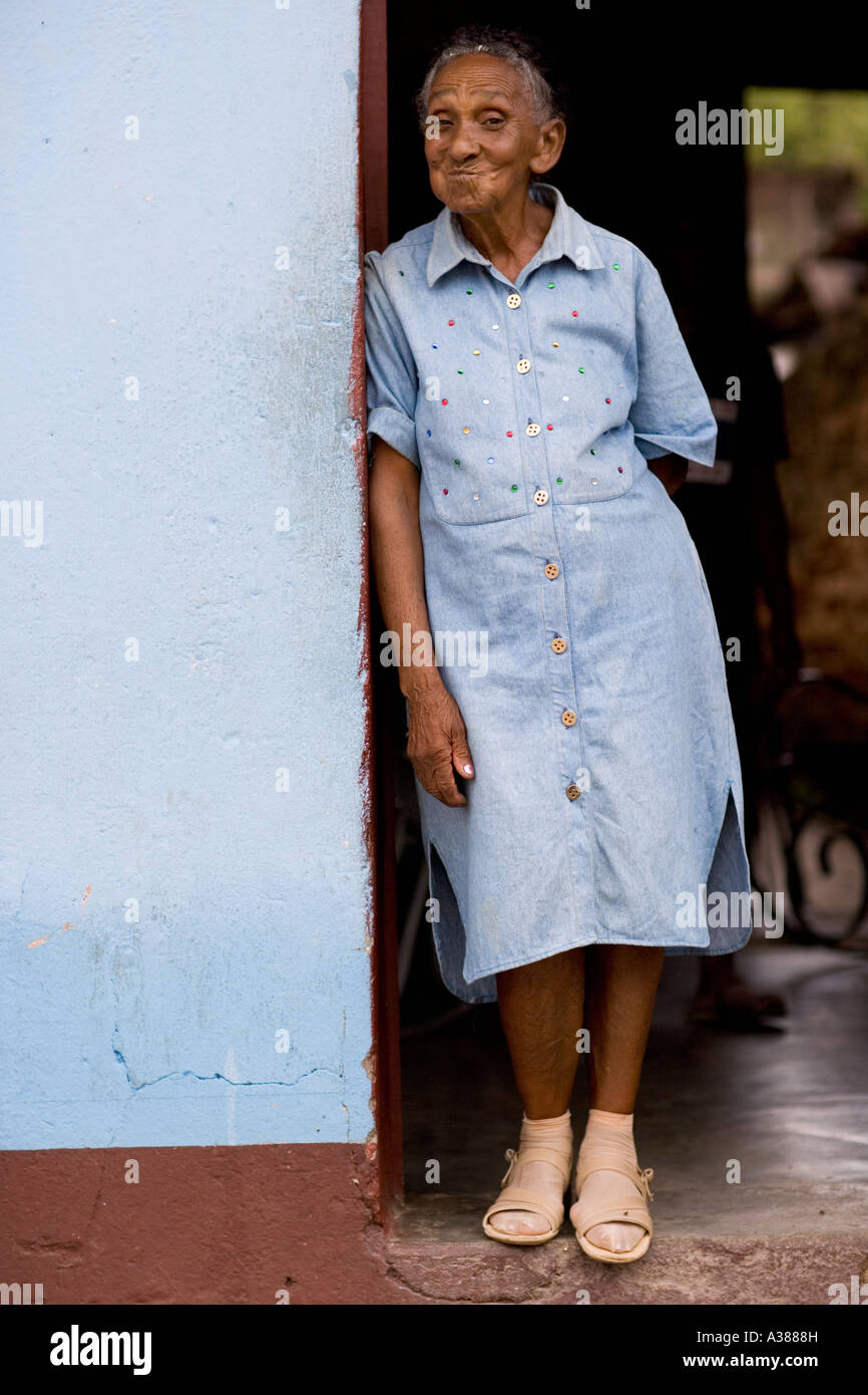 Une vieille dame cubaine pour l'utilisation d'un robe bleue s'appuie contre  un mur de la même couleur Photo Stock - Alamy