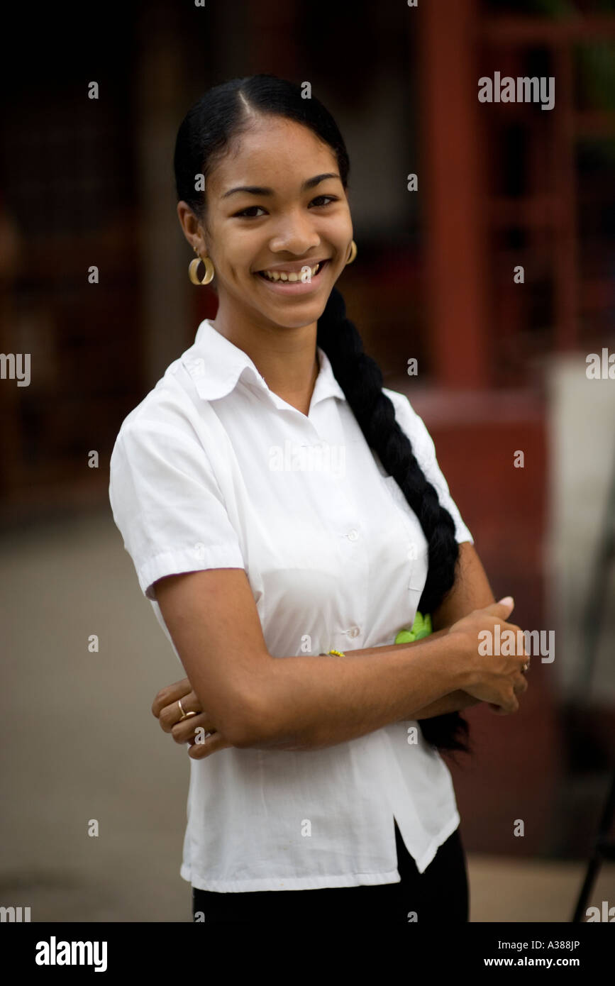 Une fille cubaine et africaine du patrimoine chinois prend une pause de son travail dans un restaurant chinois dans le Barrio Chino Banque D'Images