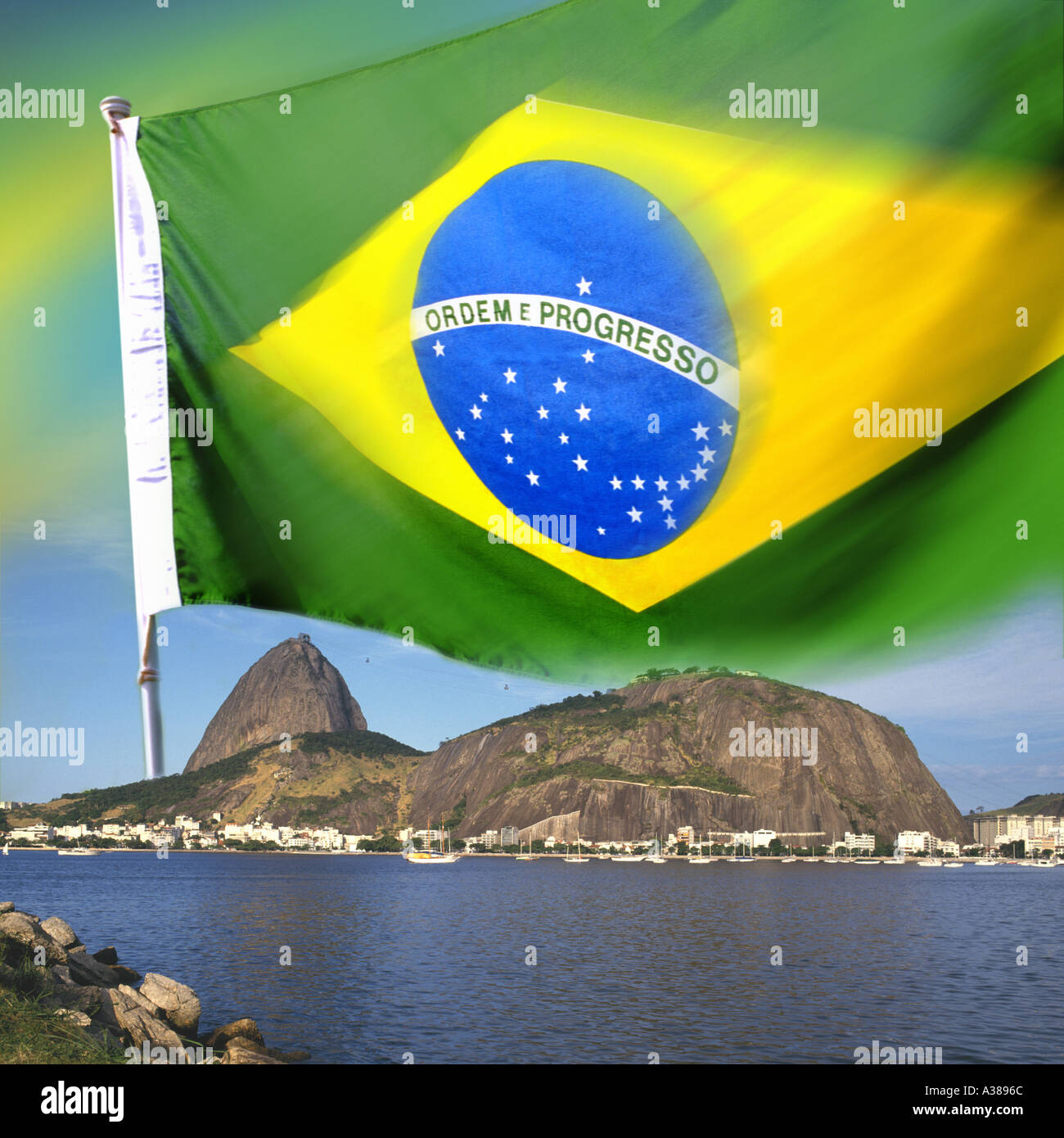 Pain de Sucre à Rio de Janeiro avec le drapeau du Brésil Banque D'Images