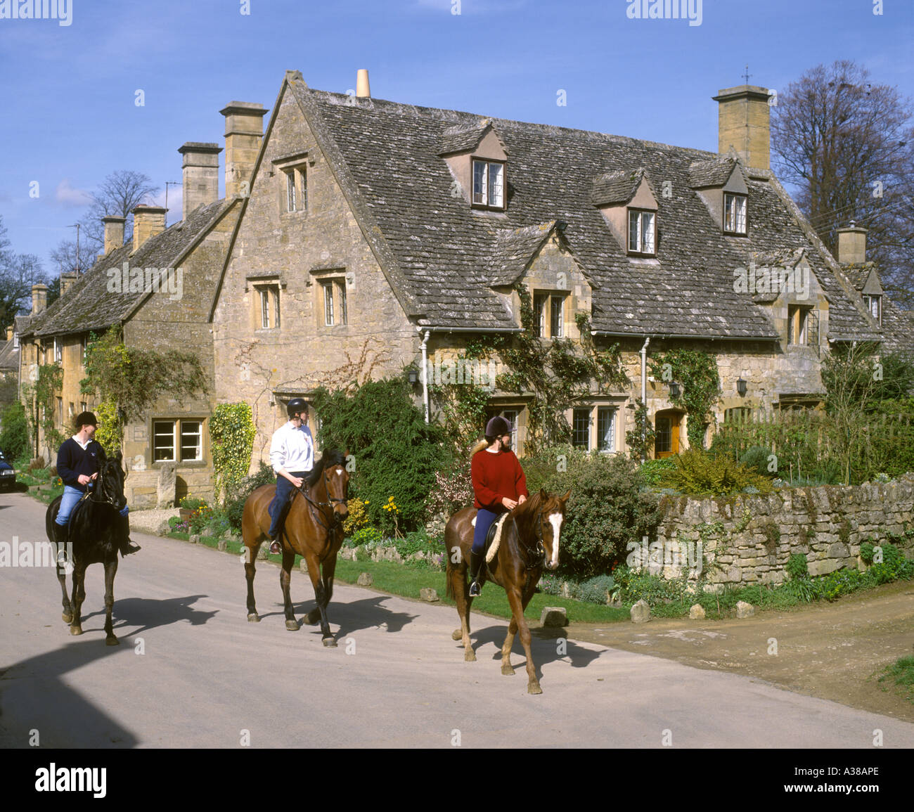 L'équitation dans le village de Cotswold Stanton, Gloucestershire Banque D'Images