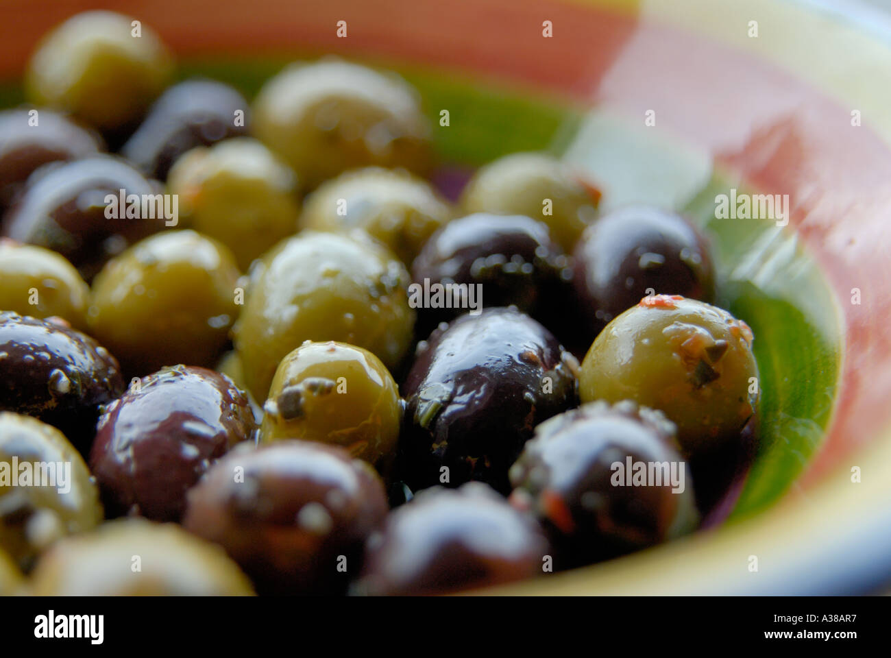 Close up of mixed olives marinés vert et noir Banque D'Images