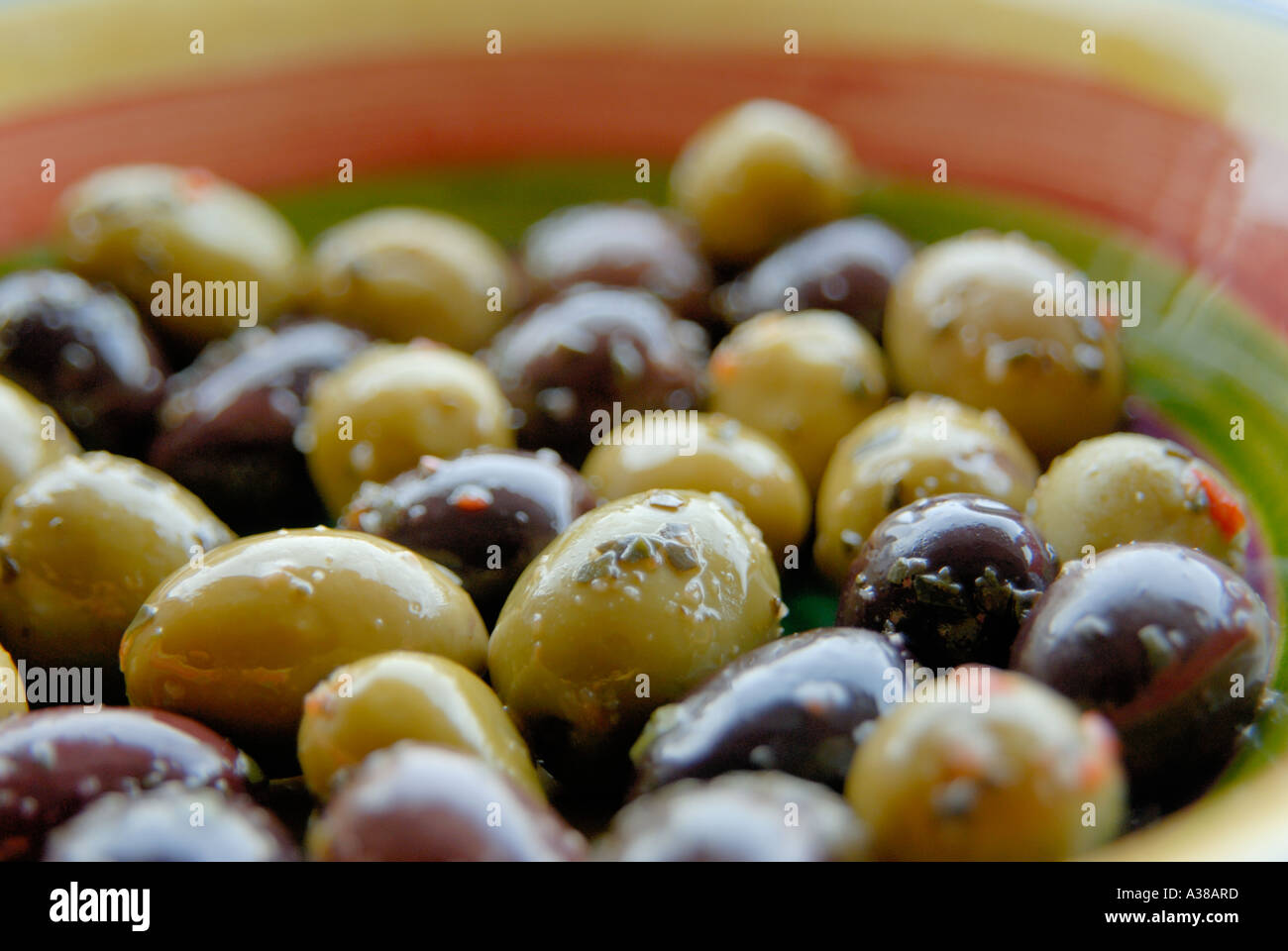 Close up of mixed olives marinés vert et noir Banque D'Images