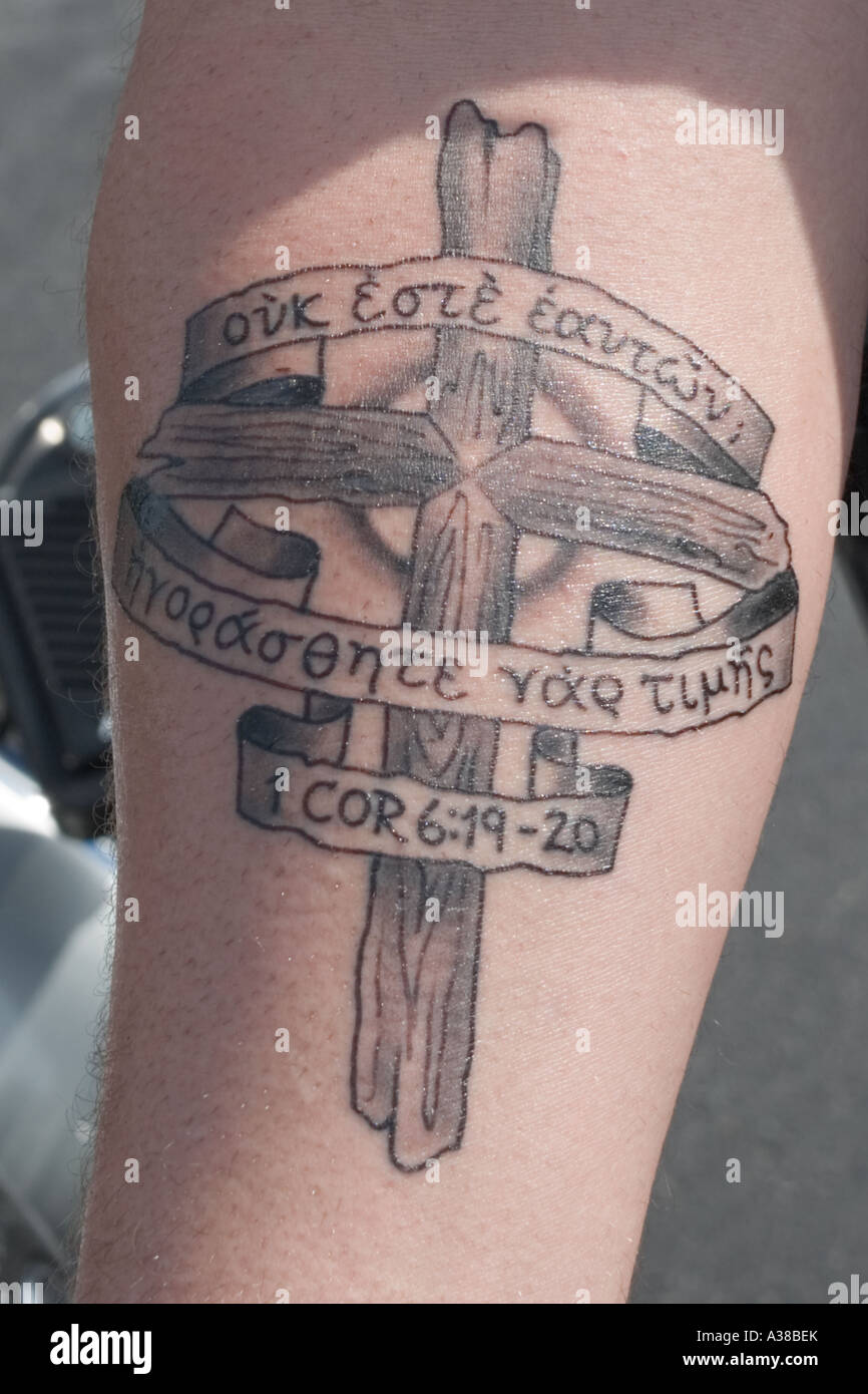 Tatouage religieux croix de bois sur un avant-bras Mans Photo Stock - Alamy