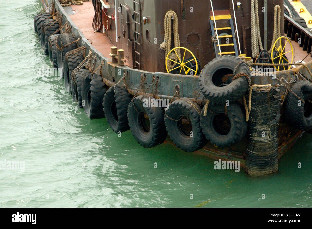 Trois quart d'un grand coup de Tug Boat avec des pneus d'automobile pour la  protection Photo Stock - Alamy