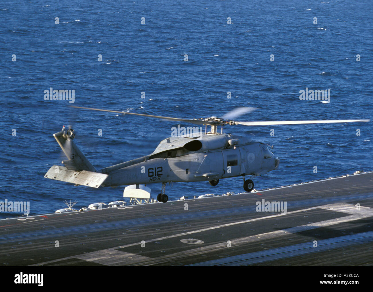 SH 60B Seahawk hélicoptère planant au-dessus de pont de porte-avions Nimitz CVN 68 Banque D'Images