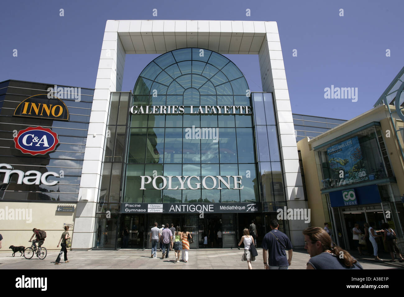 Go Sport Montpellier Centre Commercial Le Polygone Polygone montpellier Banque de photographies et d'images à haute résolution  - Alamy