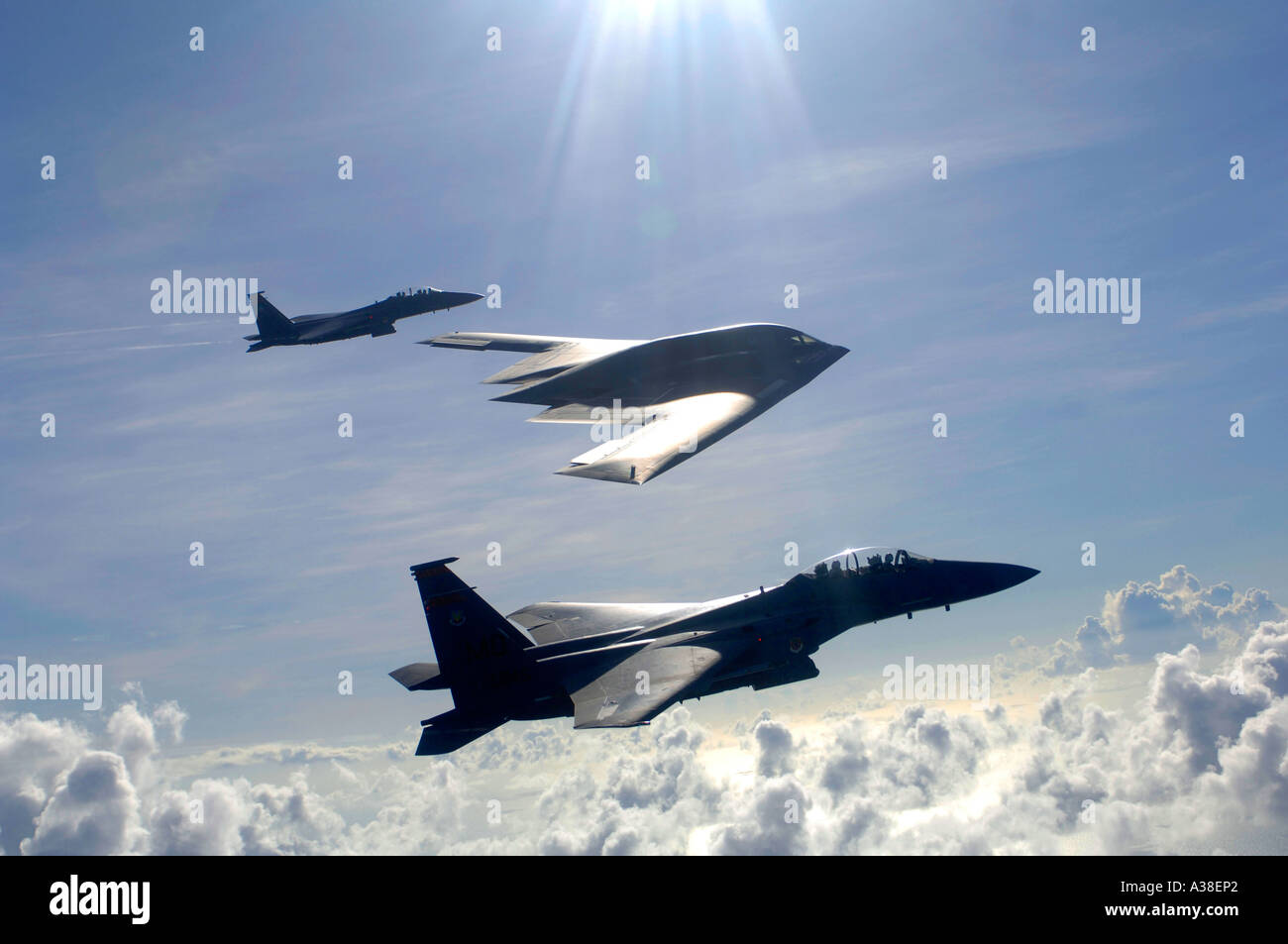 Deux US Air Force F 15E Strike Eagles et un B2 bomber esprit voler en formation au-dessus de l'océan Pacifique. Photo du DOD Banque D'Images