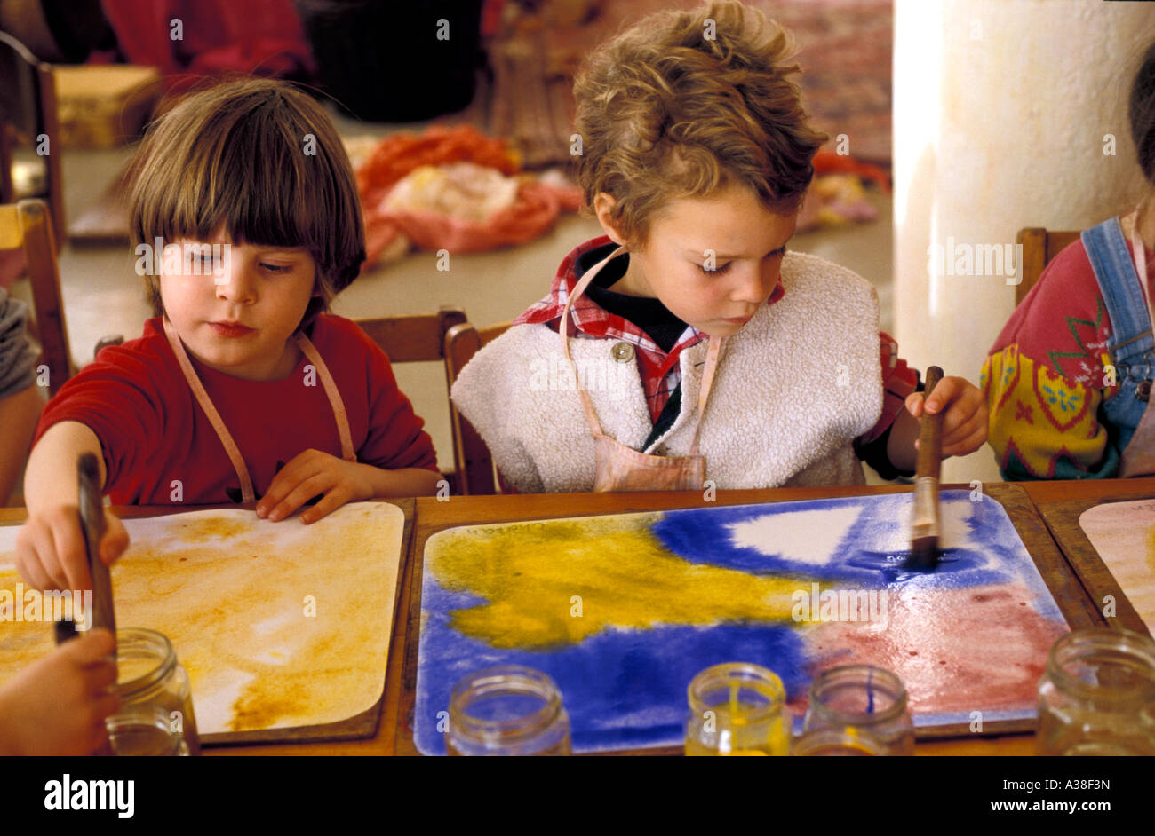 Leçon de peinture dans une école Waldorf Steiner Banque D'Images