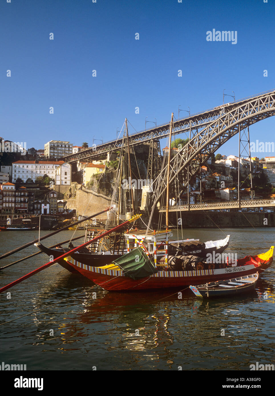 Bateaux Port Pont Dom Luis I Douro Porto Portugal Banque D'Images