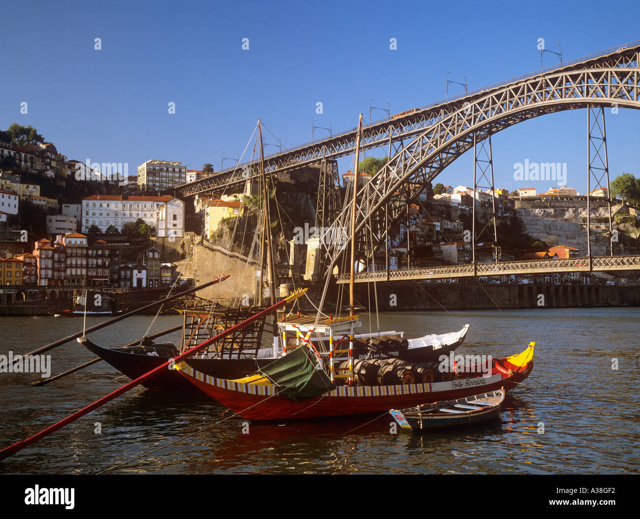 Bateaux Port Pont Dom Luis I Douro Porto Portugal Banque D'Images