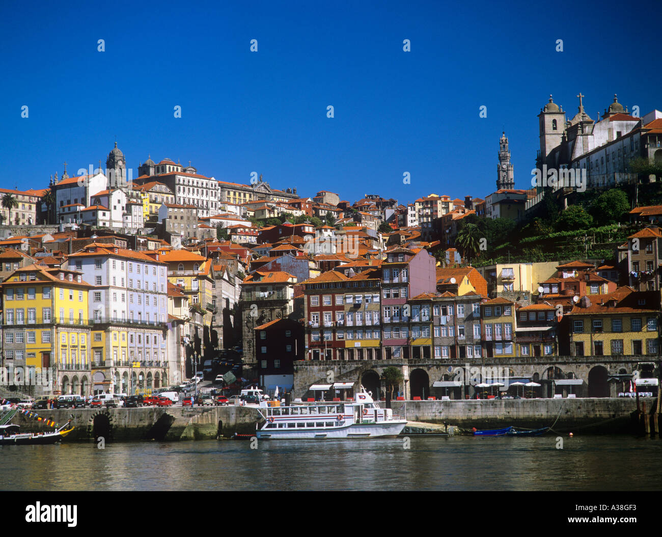 Vue de Ribeira et Tour des Clercs Porto Portugal Banque D'Images