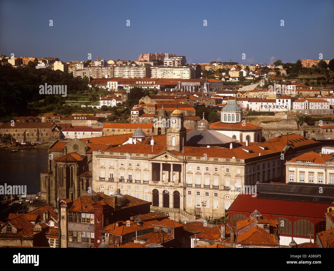 Vue de Stock Exchange et Port Lodges Porto Portugal Banque D'Images
