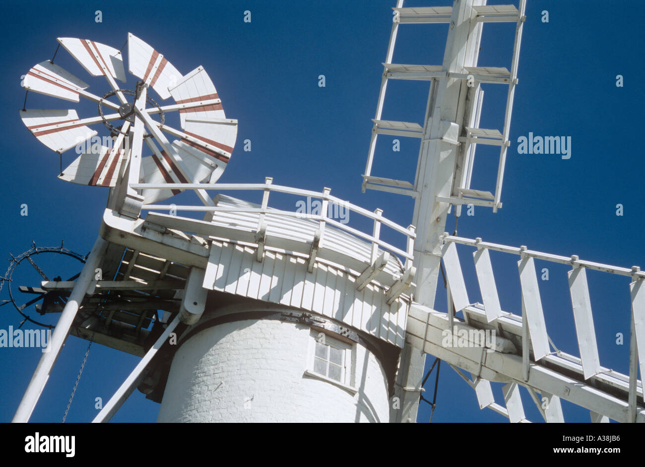 Détail de la partie supérieure d'un moulin à vent les voiles blanches avec ailettes ou contre un ciel bleu Banque D'Images