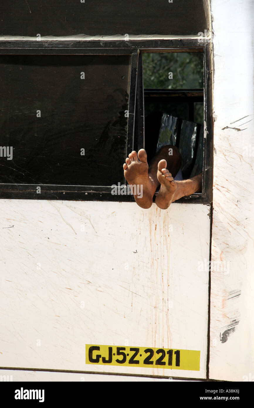Chauffeur de bus diffusant ses pieds tout en ayant une sieste attend son tour pour retourner d'Jaigarth Fort, Jaipur, Inde Banque D'Images