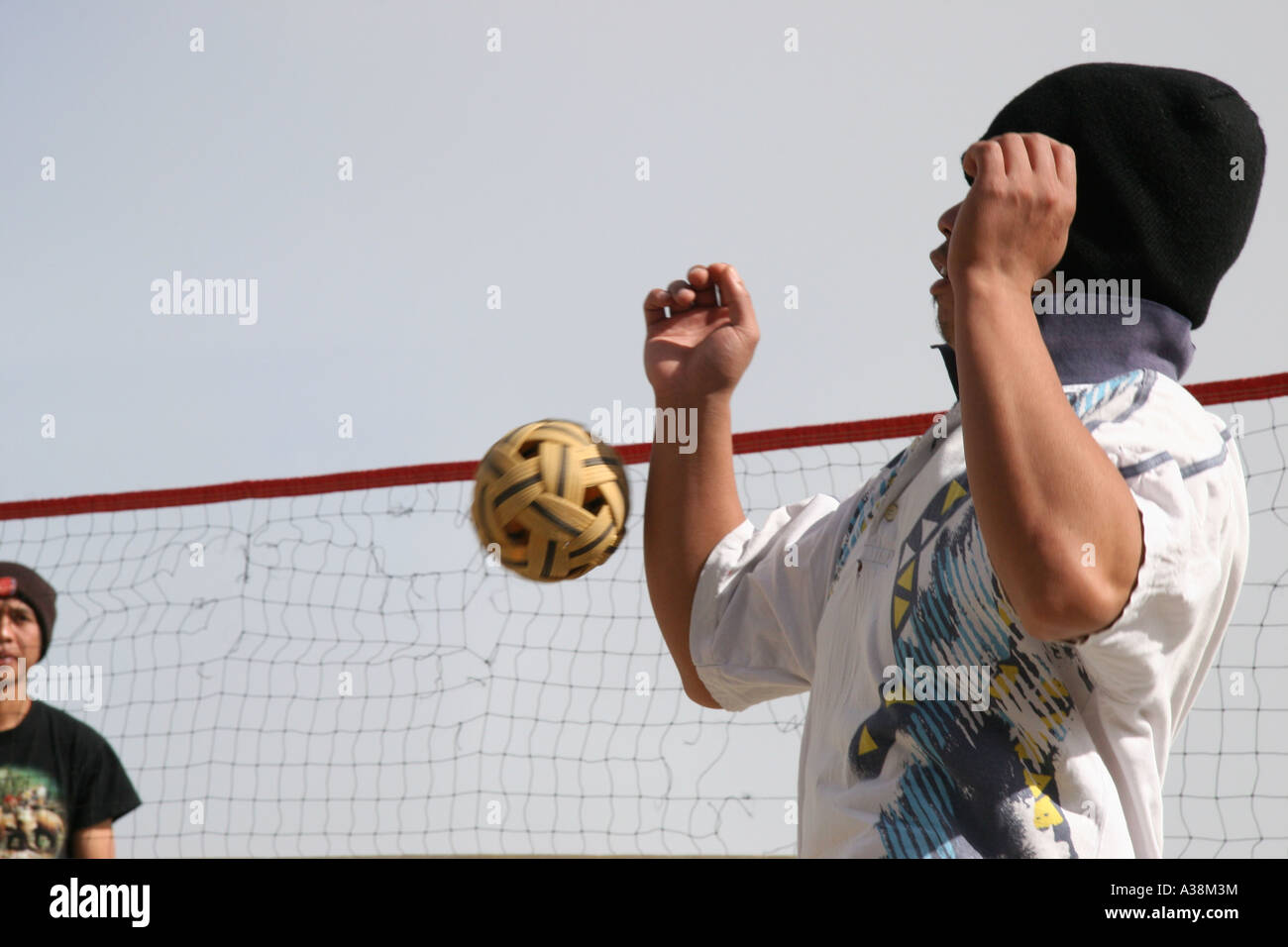 Guides de montagne jouant un jeu de Takraw à Laban Rata sur Mt Kinabalu, à 3867 m le plus haut en Asie. Sabah, Bornéo, Malaisie Banque D'Images