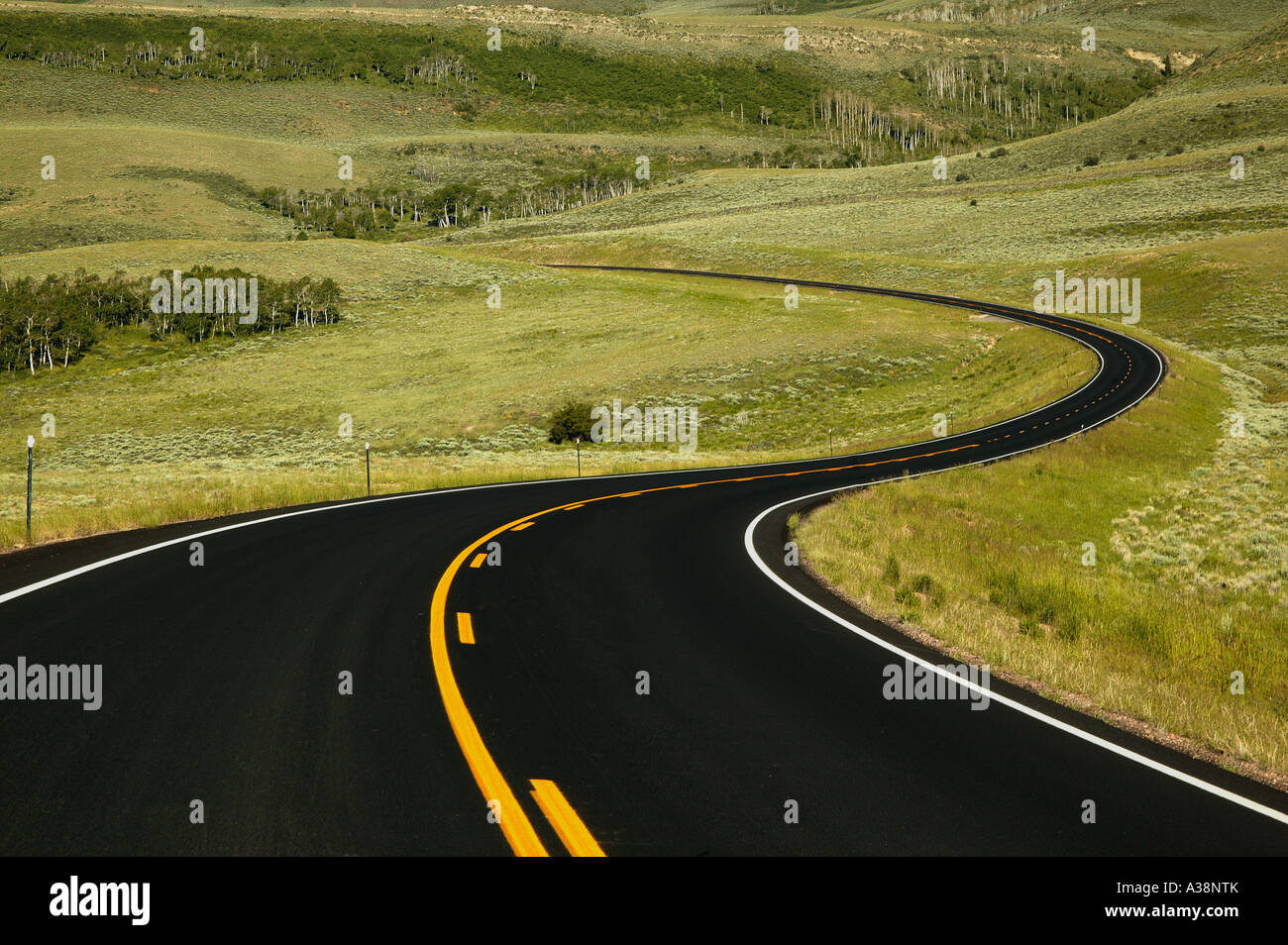 Les courbes d'autoroute avec orange center striping, Utah Banque D'Images