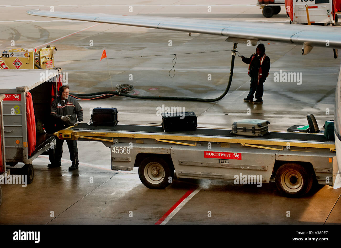 Aéroport le bagagiste décharger les bagages d'un avion est arrivé récemment  qu'un homme d'équipage au sol l'avion ravitaille Photo Stock - Alamy