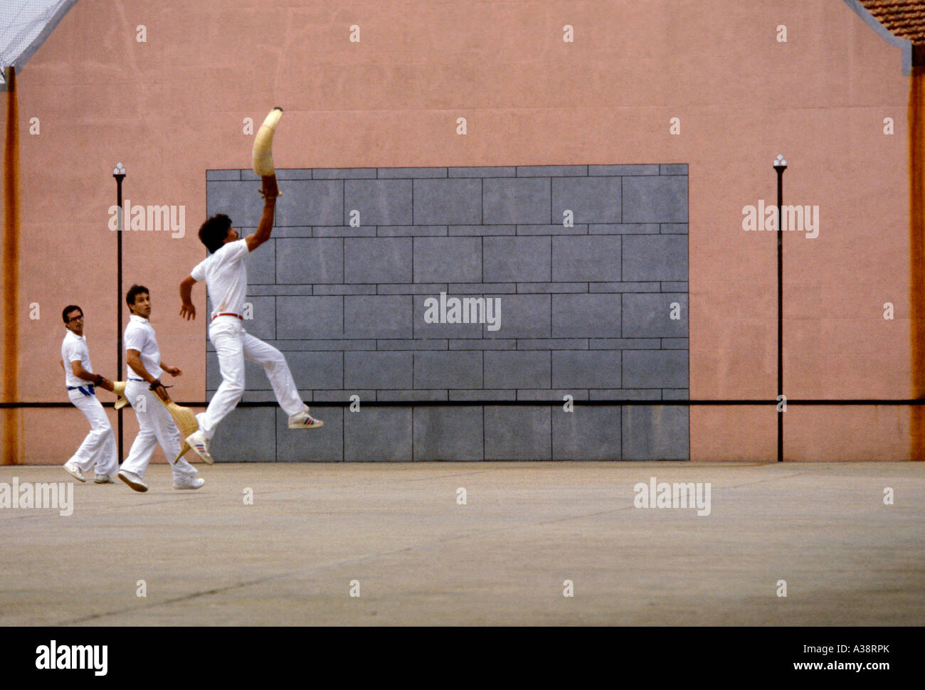Français Basque, personnes, adultes, hommes, jouer, pilota, pelote basque, le jai alai, Pays Basque, ville d'Ustaritz, Ustaritz, France Banque D'Images
