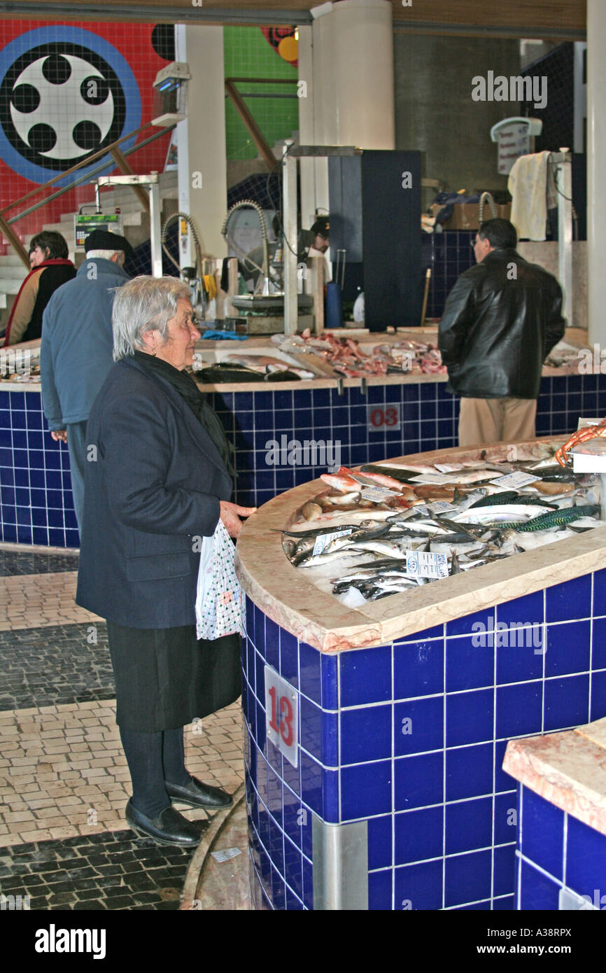 Vendre et acheter du poisson au marché aux poissons Lagos Algarve Portugal Banque D'Images