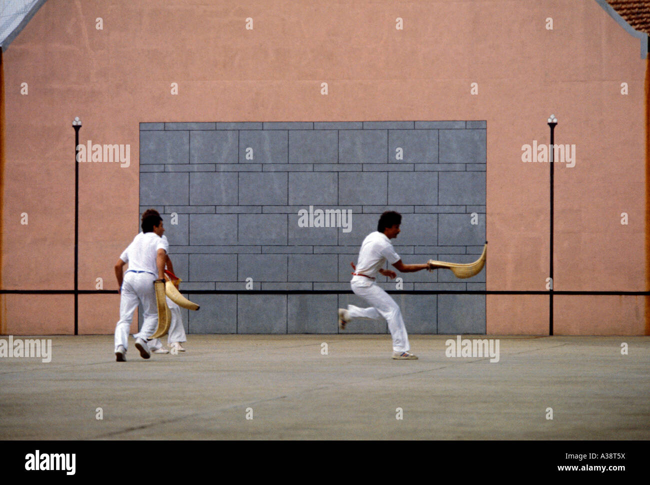 Français Basque, personnes, adultes, hommes, jouer, pilota, pelote basque, le jai alai, Pays Basque, ville d'Ustaritz, Ustaritz, France Banque D'Images