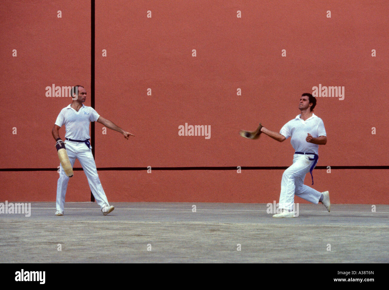 Français Basque, personnes, adultes, hommes, jouer, pilota, pelote basque, le jai alai, Pays Basque, ville d'Ustaritz, Ustaritz, France Banque D'Images