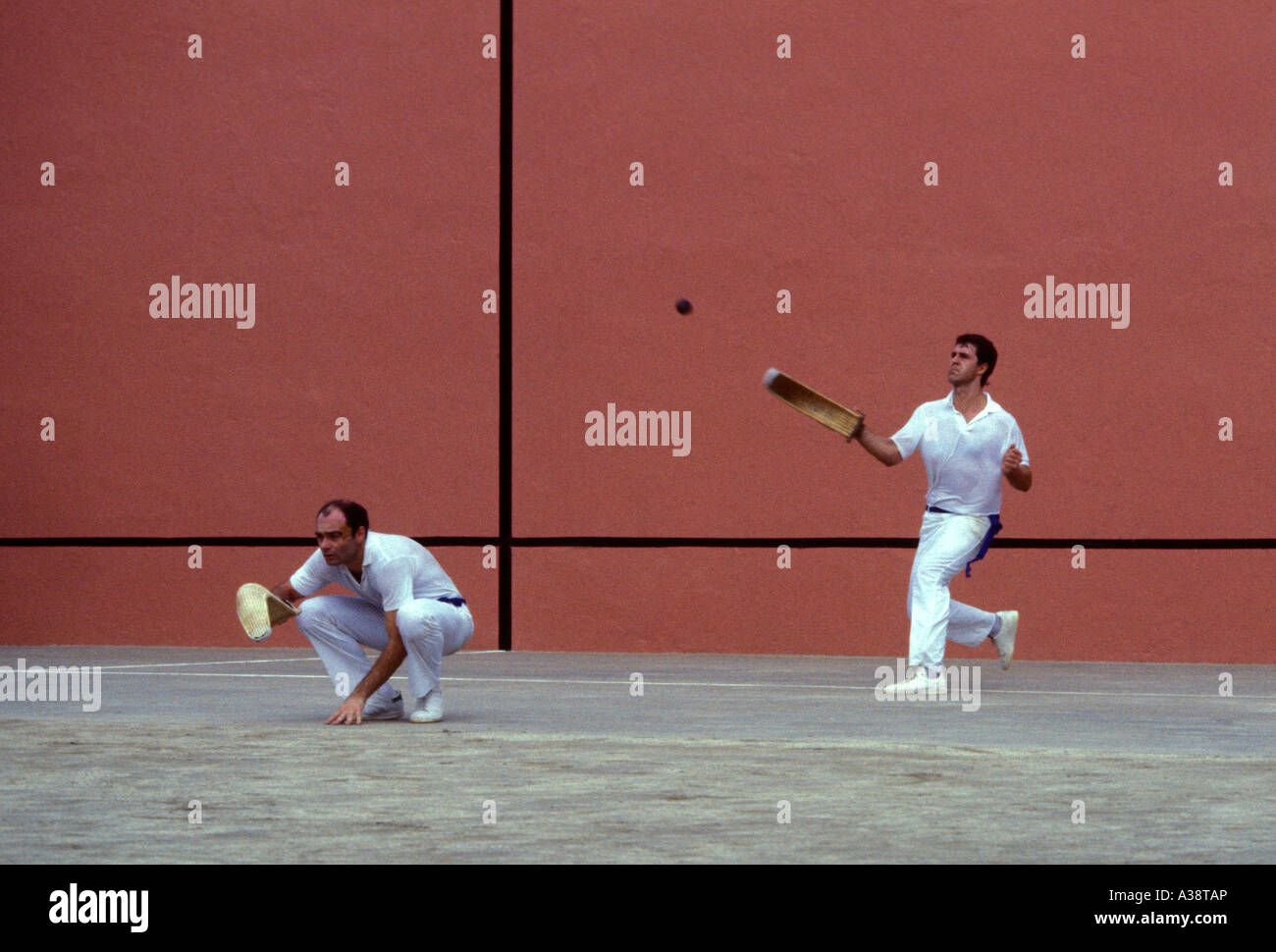 Français Basque, personnes, adultes, hommes, jouer, pilota, pelote basque, le jai alai, Pays Basque, ville d'Ustaritz, Ustaritz, France Banque D'Images