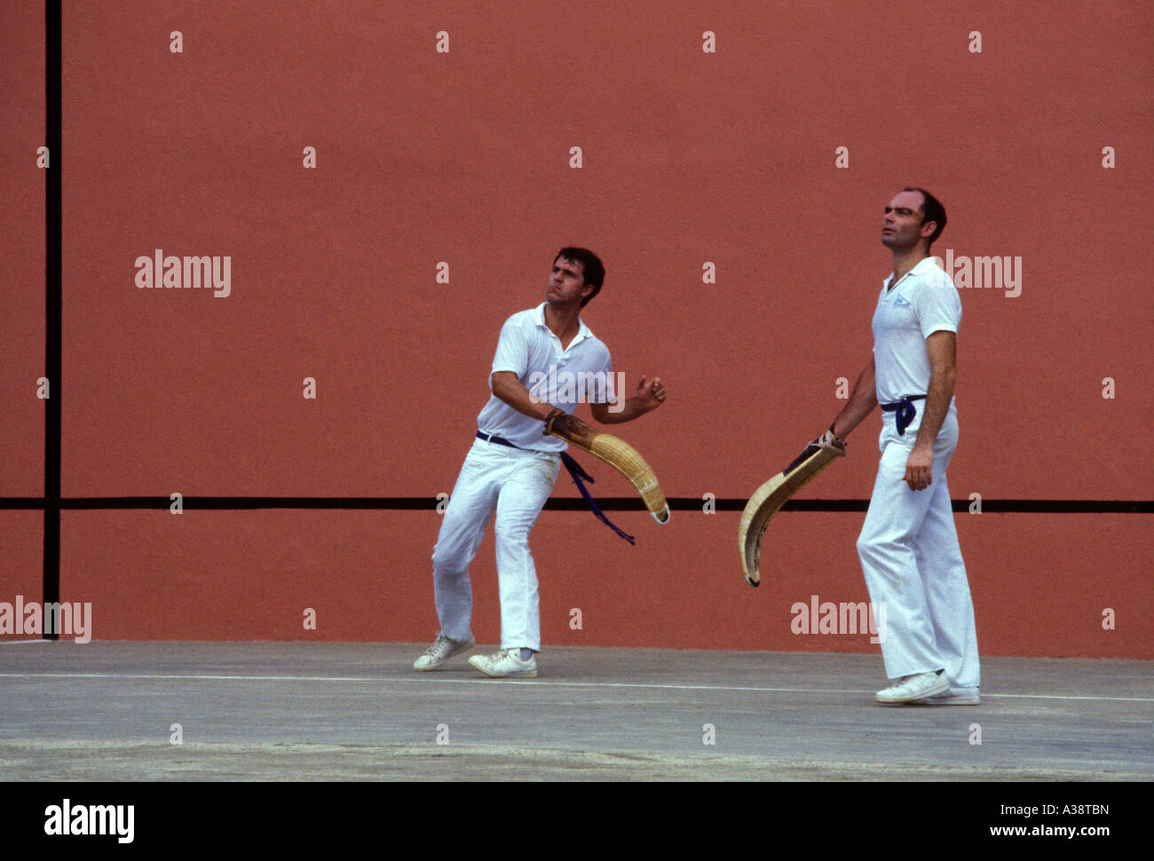 Français Basque, personnes, adultes, hommes, jouer, pilota, pelote basque, le jai alai, Pays Basque, ville d'Ustaritz, Ustaritz, France Banque D'Images