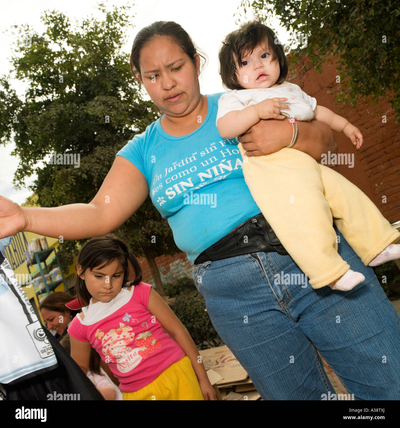 Une femme et son bébé vente de t shirts à un marché plein air Mazatlan Sinaloa Mexique Banque D'Images