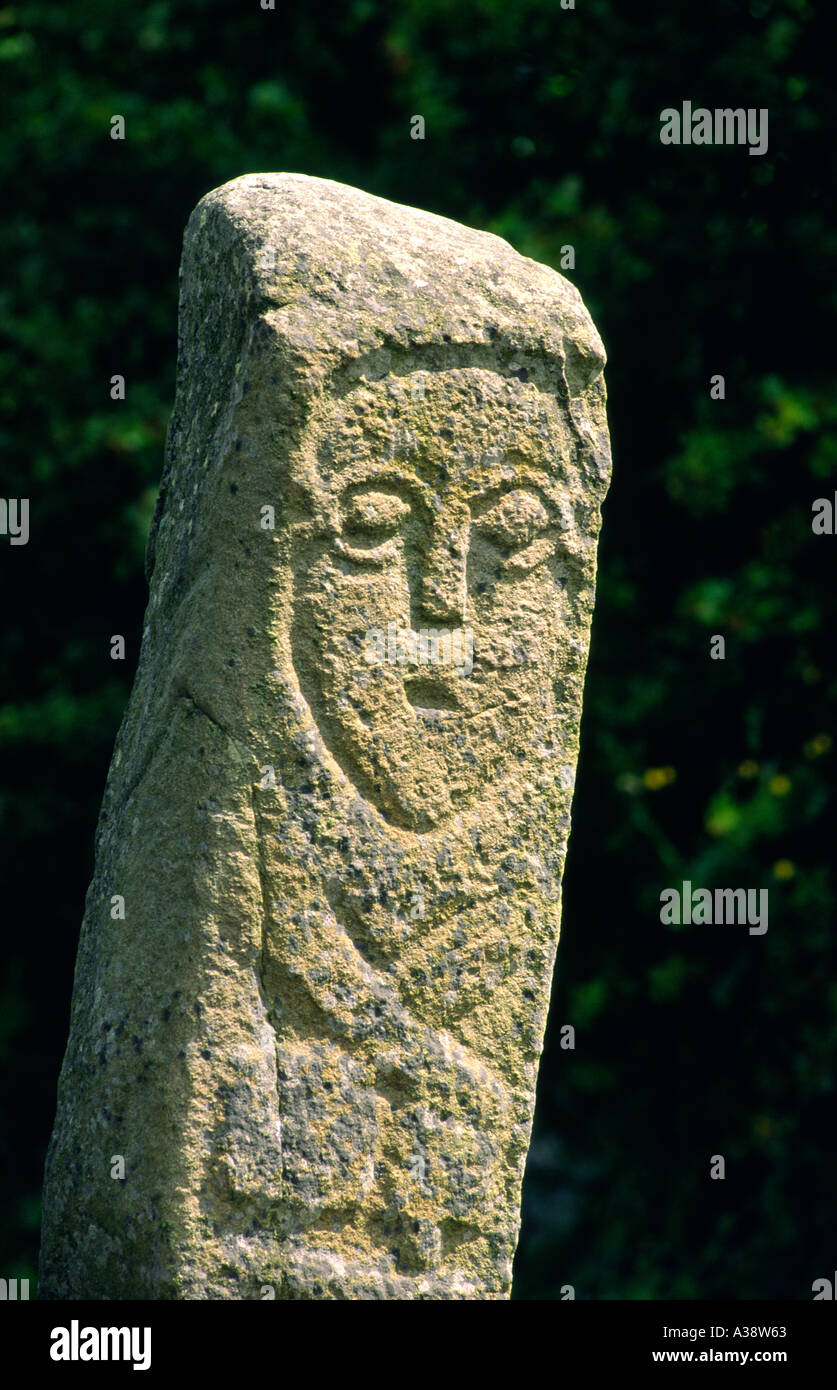 Visage de saint moine sur l'une des 2 pierres sculptées qui flanquent le début de Celtic croix chrétienne Carndonagh, comté de Donegal, Irlande. Banque D'Images