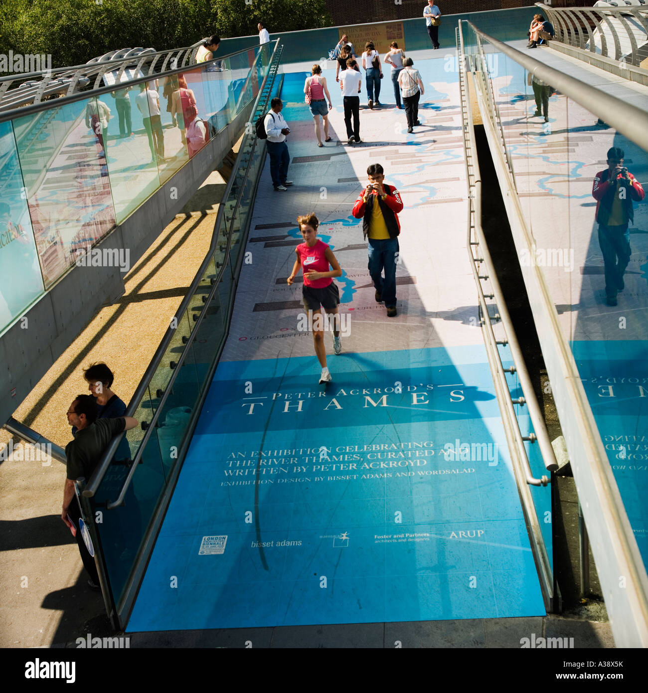 Jogger sur Millennium Bridge sur la Tamise Londres Angleterre Royaume-uni Banque D'Images