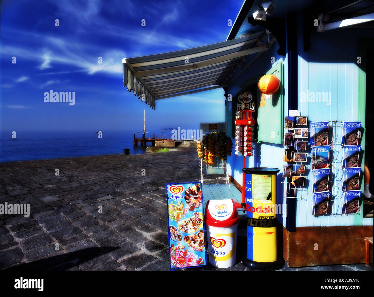 Kiosque sur la plage avec cartes postales et icecream Positano Italie Banque D'Images