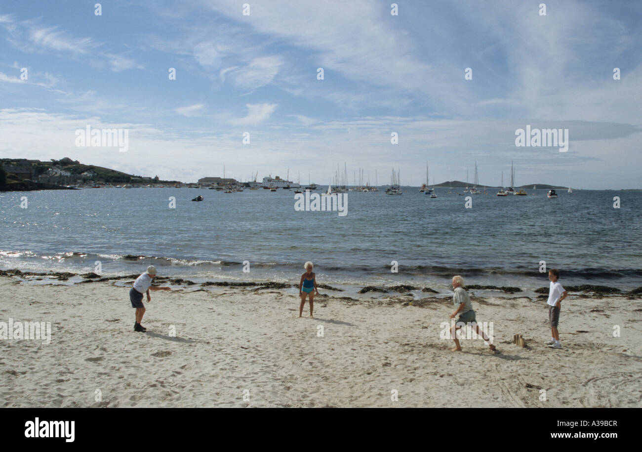 Famille à jouer au cricket sur la plage dans la Scillies Cornwall UK Banque D'Images