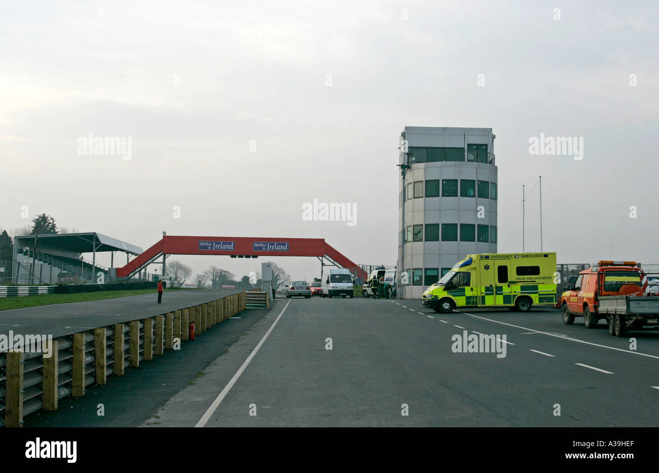 Tour de contrôle et la passerelle de la voie des stands du circuit de Mondello Park motorsport naas (comté de Kildare en Irlande Banque D'Images