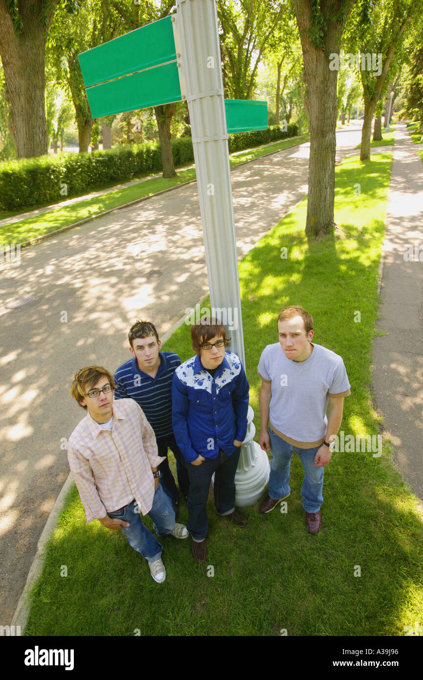 Groupe d'adolescents à street sign Banque D'Images