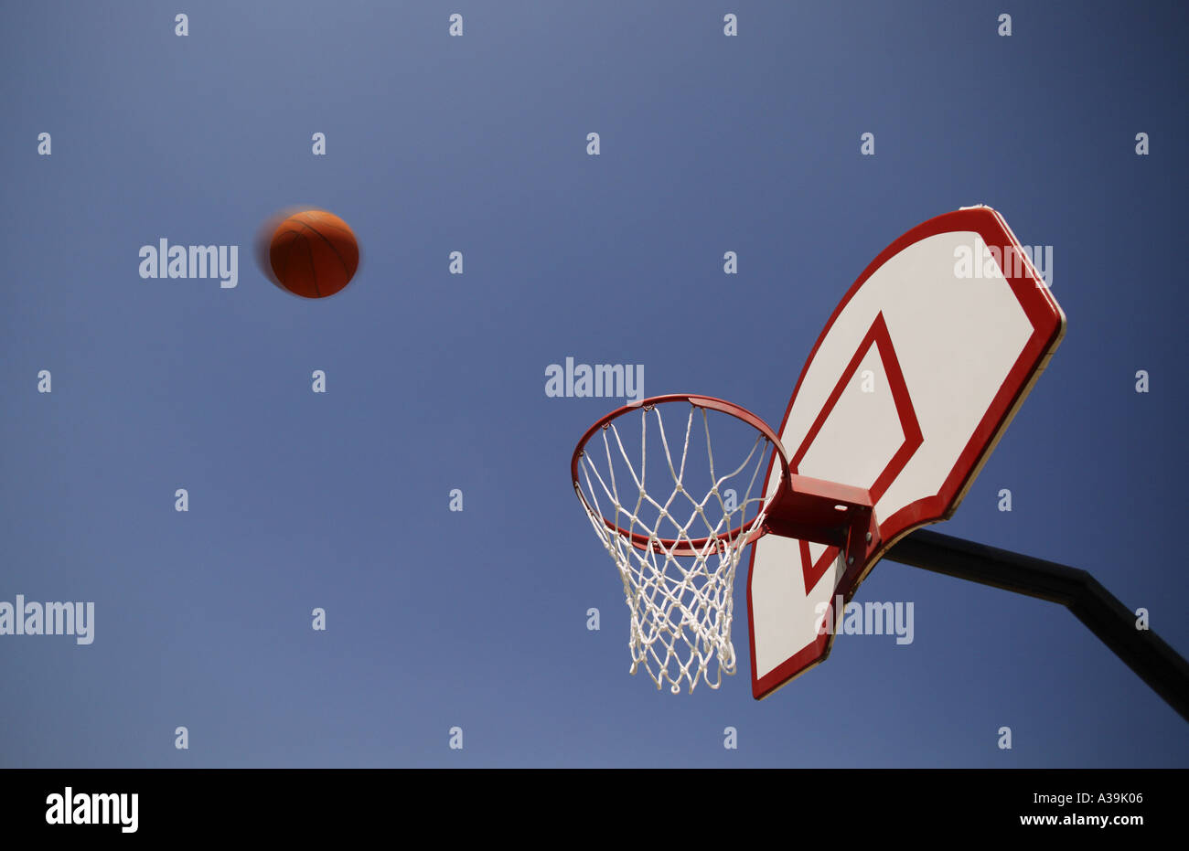 Le basket-ball et hoop Banque D'Images
