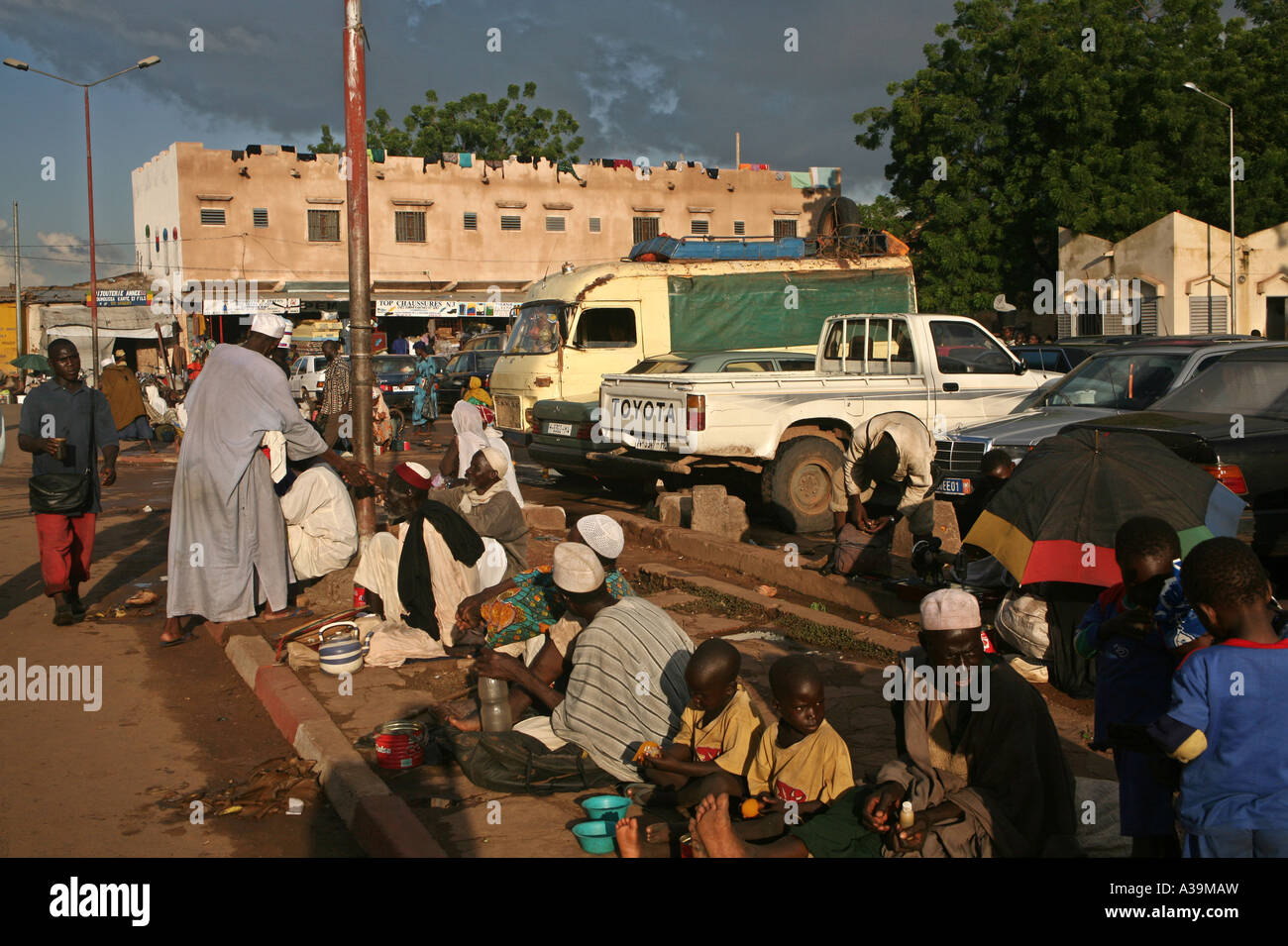 Asseoir mendiants le long de la bordure de rue à Bamako, Mali, demander des petit changement.Beaucoup sont handicapés par les maladies qui peuvent être traitées. Banque D'Images