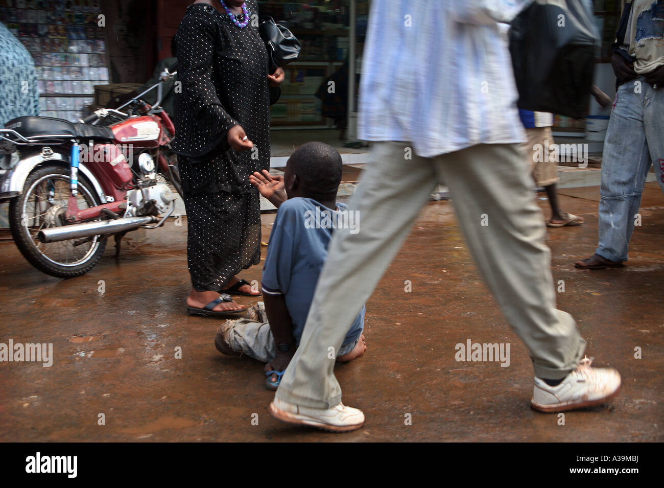 Un mendiant mobilité par la poliomyélite prie pour l'argent dans les rues de Bamako Mali, Afrique Banque D'Images