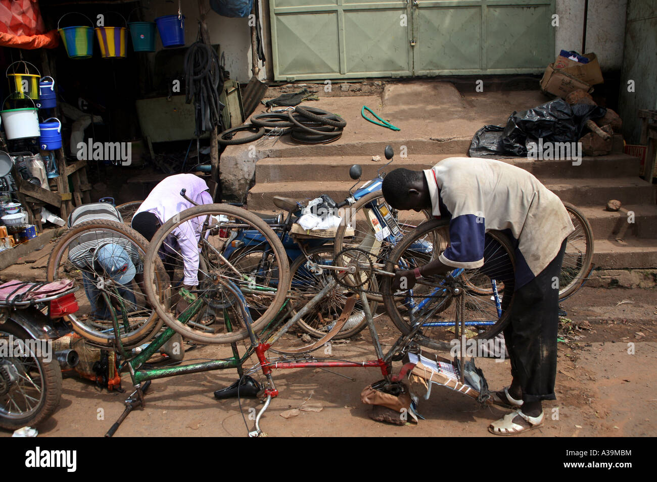 Des vélos à fixation hommes un bike shop BAMAKO Mali, Afrique Banque D'Images