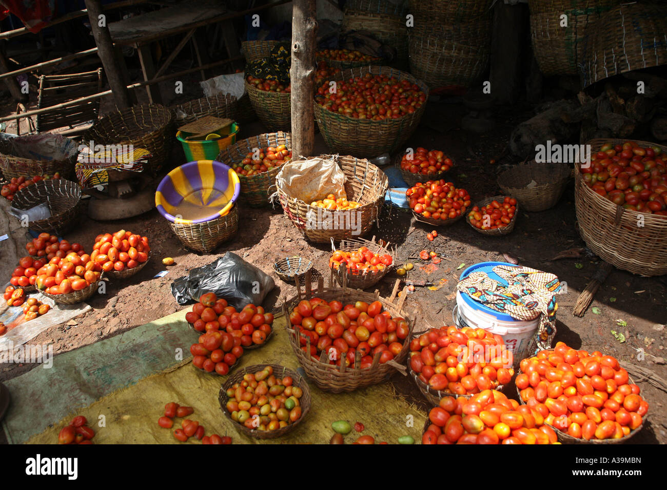 Un étal de tomates dans un marché local BAMAKO Mali, Afrique Banque D'Images