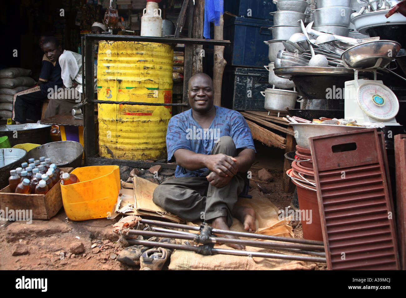 Un mendiant mobilité par la poliomyélite mendiant dans un marché local BAMAKO Mali, Afrique Banque D'Images