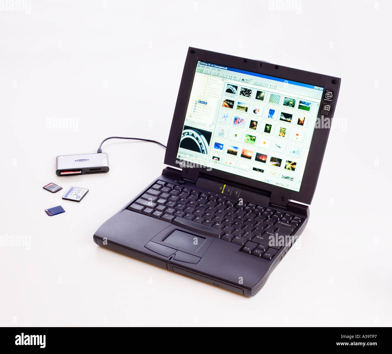 Lecteur de carte mémoire connecté à un ordinateur portable pour transférer des photos et fichiers Banque D'Images