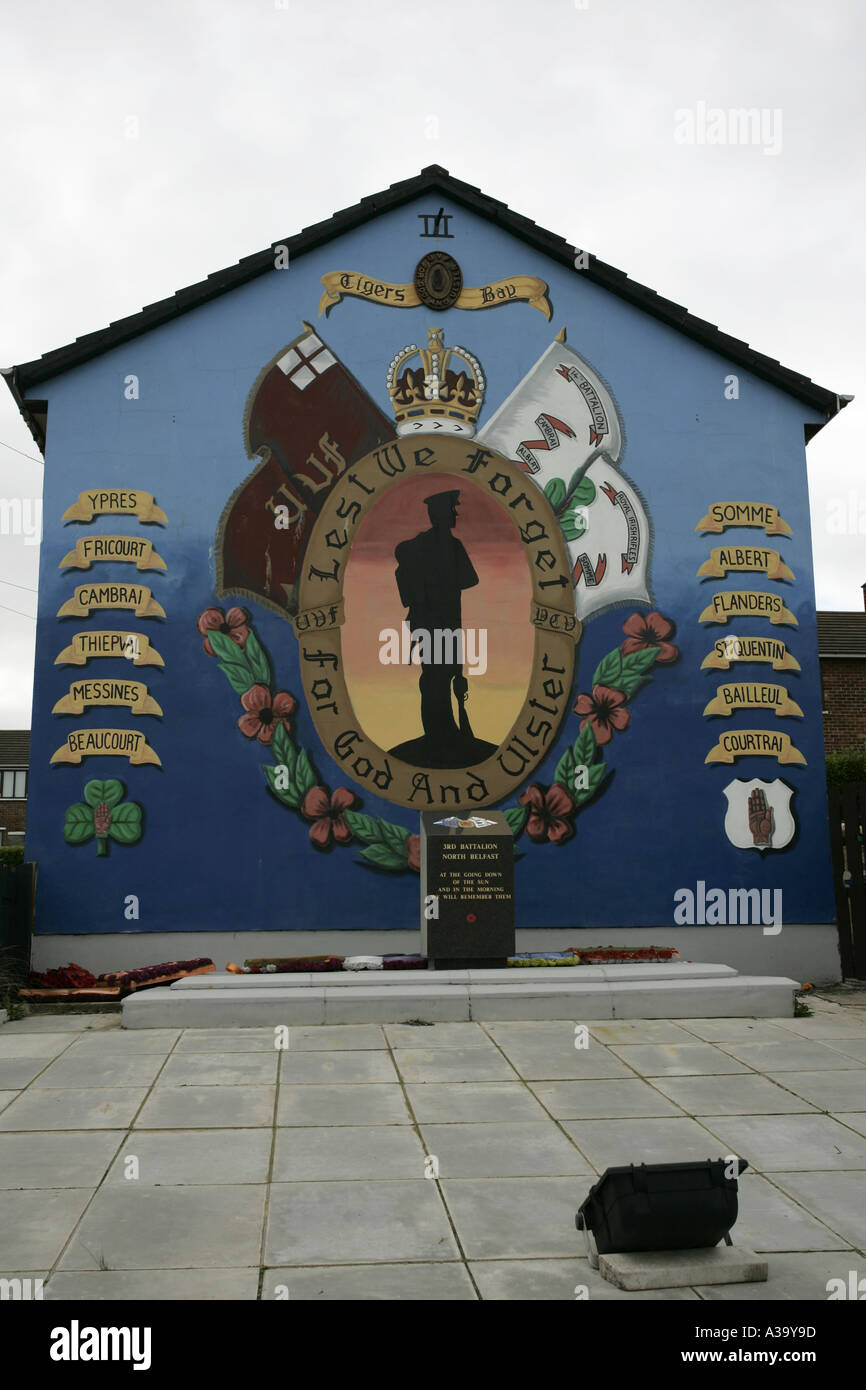 36e division d'ulster loyaliste UVF wall mural et tigres jardin du souvenir dans le comté d'Antrim belfast baie verticale de l'Irlande du Nord Banque D'Images