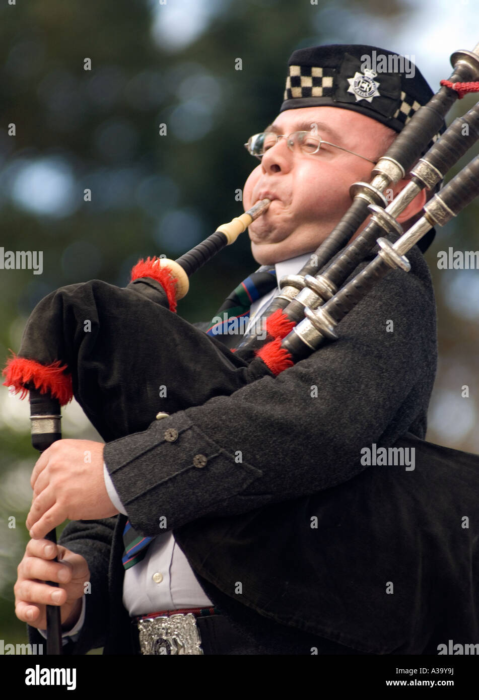Piper en plein coup sur sa cornemuse à Aboyne les jeux des Highlands, en Écosse, Royaume-Uni Banque D'Images