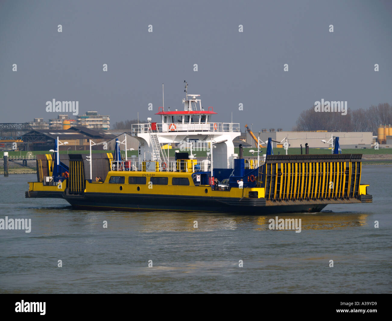 Le petit Rozenburg bac sur la Nieuwe Waterweg près du port de Rotterdam aux  Pays-Bas Photo Stock - Alamy