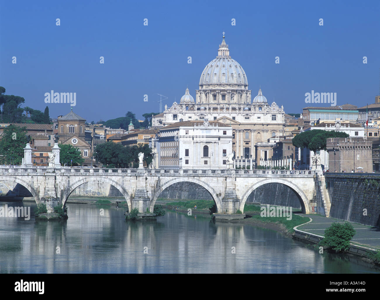 Italie Lazio Rome Vatican Basilique de St Peter Ponte Sant Angelo sur le Tibre Banque D'Images